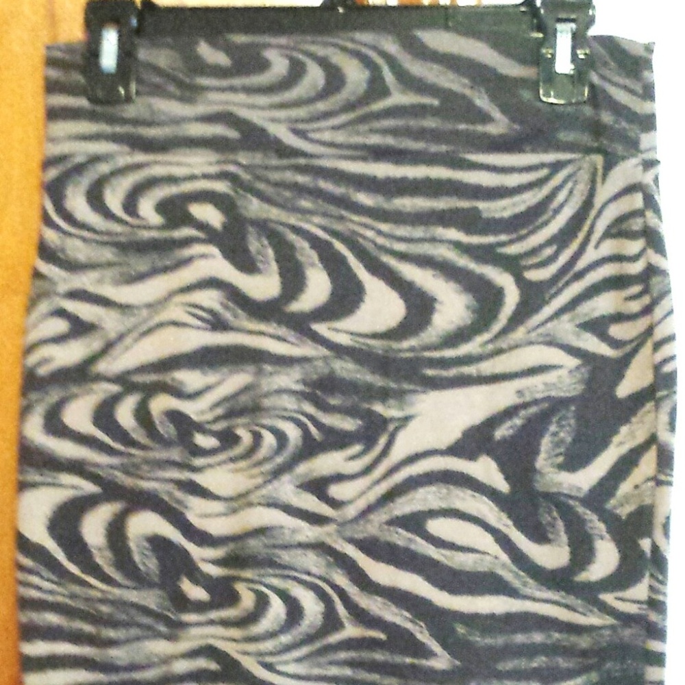 VENUS - Black and Tan Knit Skirt - Size S